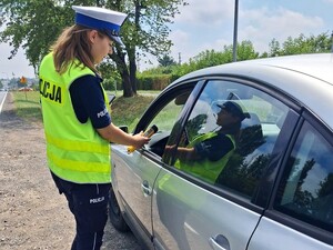 policja drogowa kontroluje kierowców pojazdów na drogach Dolnego Śląska