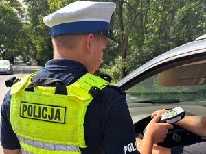 policja drogowa kontroluje kierowców pojazdów na drogach Dolnego Śląska