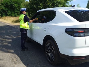 policja drogowa kontroluje kierowców pojazdów na drogach Dolnego Śląska