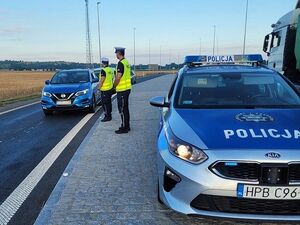 policja drogowa kontroluje kierowców pojazdów na drogach Dolnego Śląska