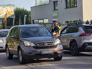 policja drogowa kontroluje kierowców pojazdów na drogach Dolnego Śląska