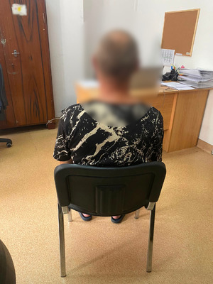 zatrzymany siedzący na krześle