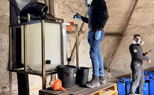 fabryka narkotyków, beczki i inne pojemniki z substancjami do produkcji narkotyków