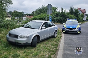 policjanci zatrzymali kierowcę w srebrnym samochodzie osobowym