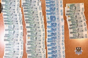 rozłożone na stole banknoty