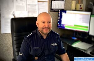 policjant przy biurku