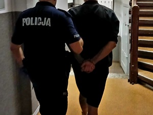 zatrzymana osoba w kajdankach