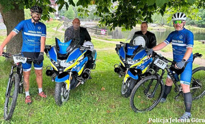 rowerzysci na rowerach podczas jazdy pozują