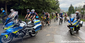 rowerzysci na rowerach podczas jazdy pozują