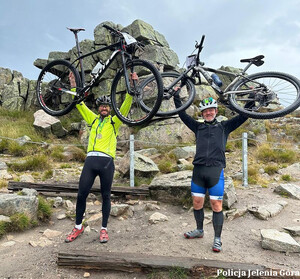 rowerzysci na rowerach podczas jazdy pozują