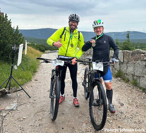 rowerzysci na rowerach podczas jazdy pozują