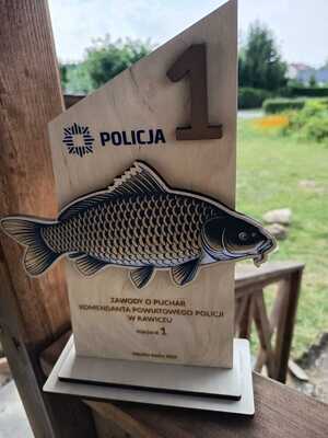 zawody wedkarskie na których policjanci łowią ryby