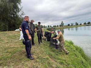 zawody wedkarskie na których policjanci łowią ryby