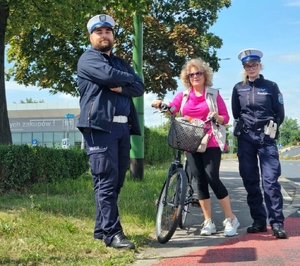 zdjecie policjantów z osobami zatrzymanymi do kontroli i rozmowy podczas akcji rower i hulajnoga