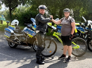zdjecie policjantów z osobami zatrzymanymi do kontroli i rozmowy podczas akcji rower i hulajnoga