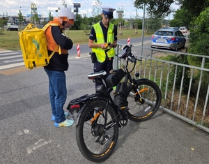 zdjecie policjantów z osobami zatrzymanymi do kontroli i rozmowy podczas akcji rower i hulajnoga