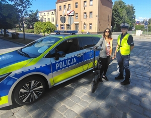 zdjecie policjantów z osobami zatrzymanymi do kontroli i rozmowy podczas akcji rower i hulajnoga