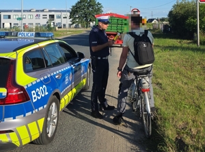 zdjecie policjantów z osobami zatrzymanymi do kontroli i rozmowy podczas akcji rower i hulajnoga