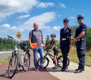 zdjecie policjantów z osobami zatrzymanymi do kontroli i rozmowy podczas akcji rower i hulajnoga