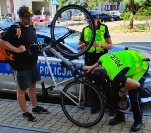 zdjecie policjantów z osobami zatrzymanymi do kontroli i rozmowy podczas akcji rower i hulajnoga