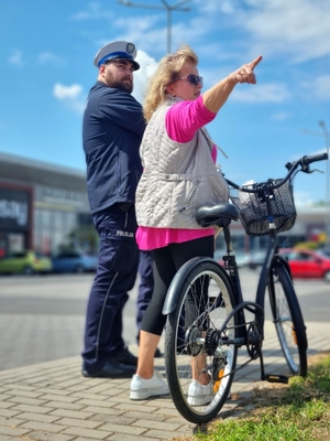 zdjecie policjantów z osobami zatrzymanymi do kontroli i rozmowy podczas akcji rower i hulajnoga
