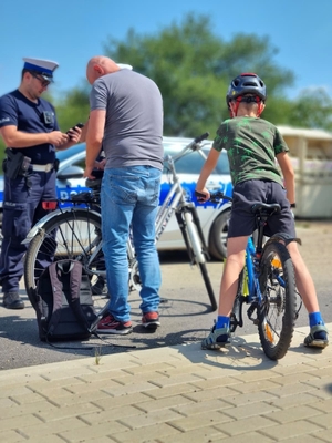 zdjecie policjantów z osobami zatrzymanymi do kontroli i rozmowy podczas akcji rower i hulajnoga