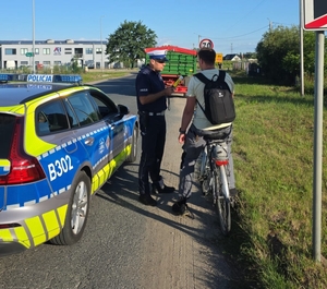 zdjecie policjantów z osobami zatrzymanymi do kontroli i rozmowy podczas akcji rower i hulajnoga