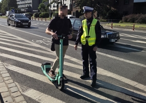 zdjecie policjantów z osobami zatrzymanymi do kontroli i rozmowy podczas akcji rower i hulajnoga