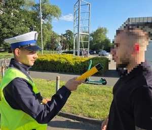 zdjecie policjantów z osobami zatrzymanymi do kontroli i rozmowy podczas akcji rower i hulajnoga