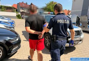 zatrzymany przez policjantów mężczyzna prowadzony do komendy