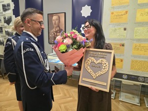spotkanie policjantów z wdową w policyjnej izbie pamięci