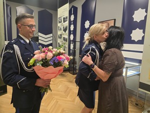 spotkanie policjantów z wdową w policyjnej izbie pamięci