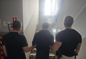 prowadzenie zatrzymanej osoby w budynku komendy