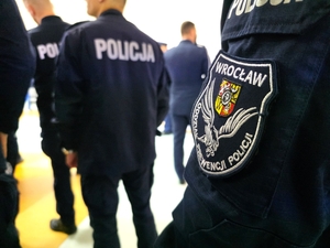 umundurowani policjanci, otrzymujący awanse i wyróżnienia