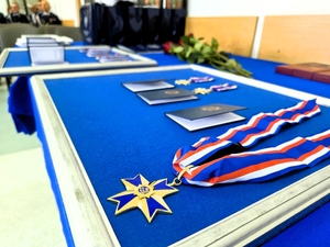 umundurowani policjanci, otrzymujący awanse i wyróżnienia