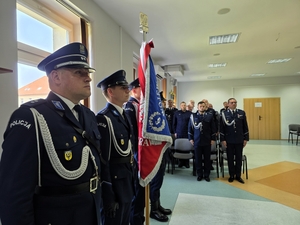 umundurowani policjanci, otrzymujący awanse i wyróżnienia