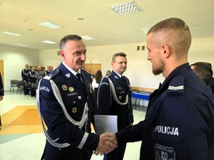 umundurowani policjanci, otrzymujący awanse i wyróżnienia