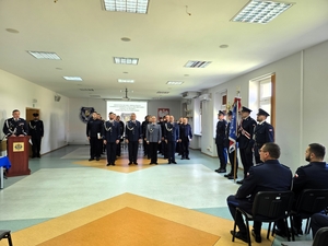 umundurowani policjanci, otrzymujący awanse i wyróżnienia