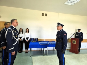 umundurowani policjanci, otrzymujący awanse i wyróżnienia