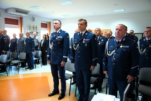 umundurowani policjanci, otrzymujący awanse i wyróżnienia