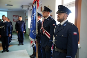 umundurowani policjanci, otrzymujący awanse i wyróżnienia