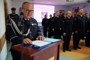 umundurowani policjanci, otrzymujący awanse i wyróżnienia