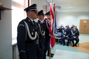 umundurowani policjanci, otrzymujący awanse i wyróżnienia