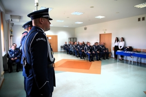 umundurowani policjanci, otrzymujący awanse i wyróżnienia