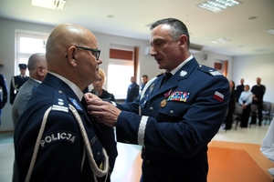 umundurowani policjanci, otrzymujący awanse i wyróżnienia