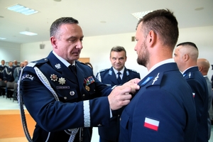 umundurowani policjanci, otrzymujący awanse i wyróżnienia