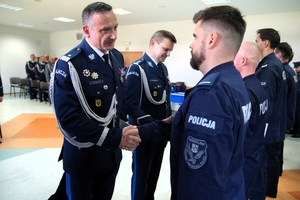 umundurowani policjanci, otrzymujący awanse i wyróżnienia