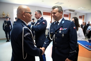 umundurowani policjanci otrzymują wyróżnienia i awanse