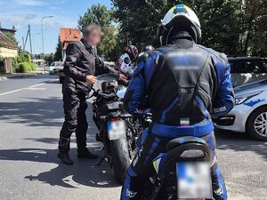 policja kontroluje motocyklistów
