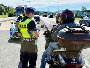 policja kontroluje motocyklistów